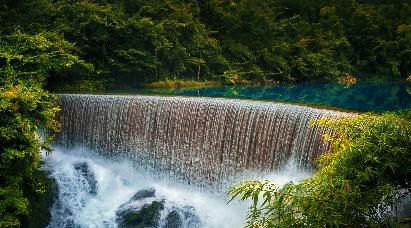 【首席問界】<黃果樹瀑布、小七孔、西江千戶苗寨、巫山峽谷，獨家1+1座駕>雙動5天游-四鉆酒店